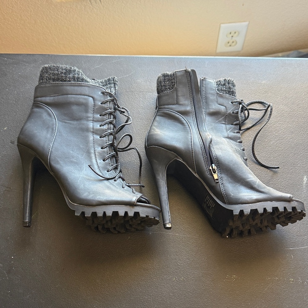 Shoe Dazzle Charcoal Lace-Up Heeled Ankle Boots Peep Toe Rugged Fall